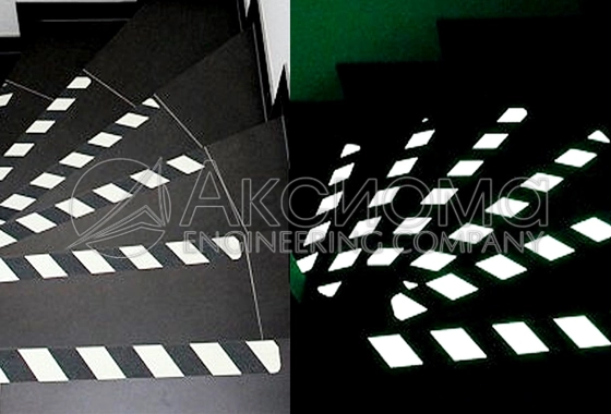 Черно-белая фотолюминесцентная противоскользящая лента с полосами, самоклеющаяся.